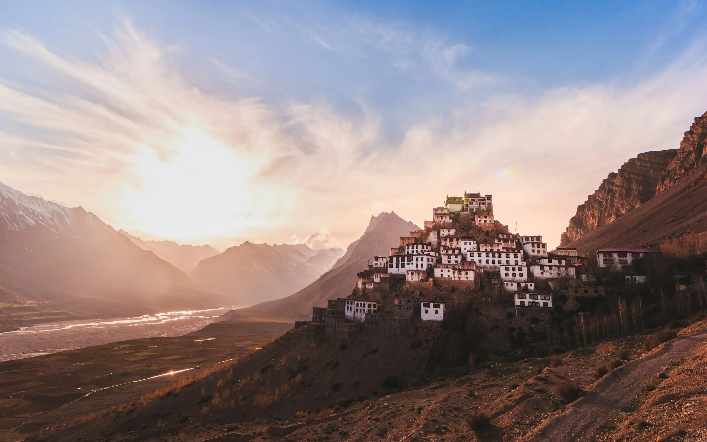 Ein Klosterdorf auf einem Bergrücken im Abendlicht, hoch im Himalaya