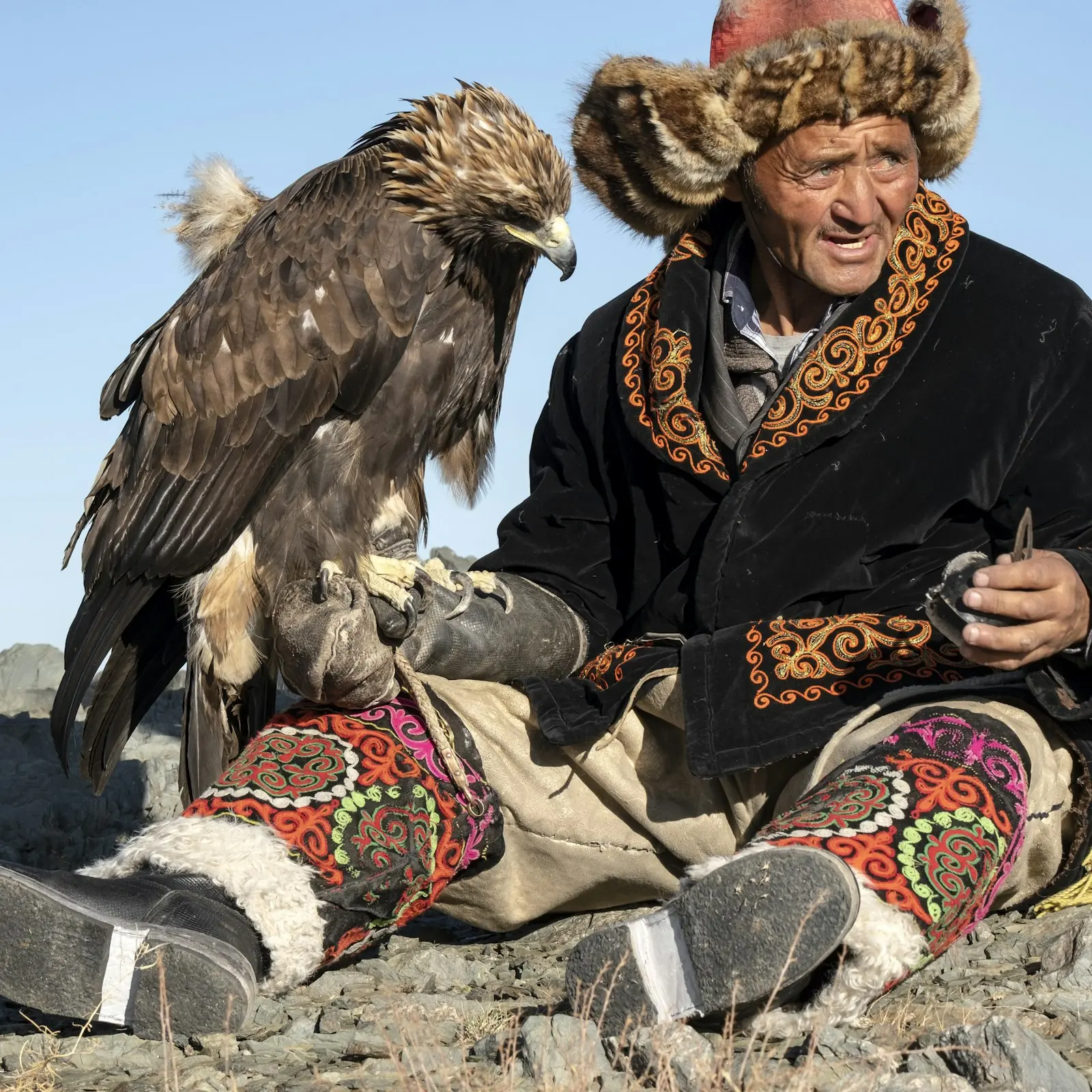 Un cazador de águilas kazajo con su águila real