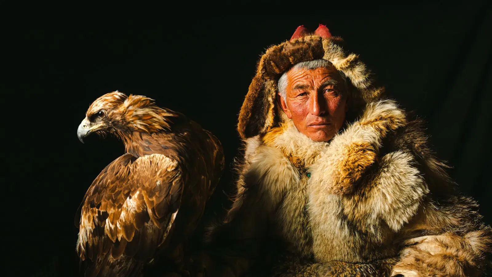 Un cazador con su águila real